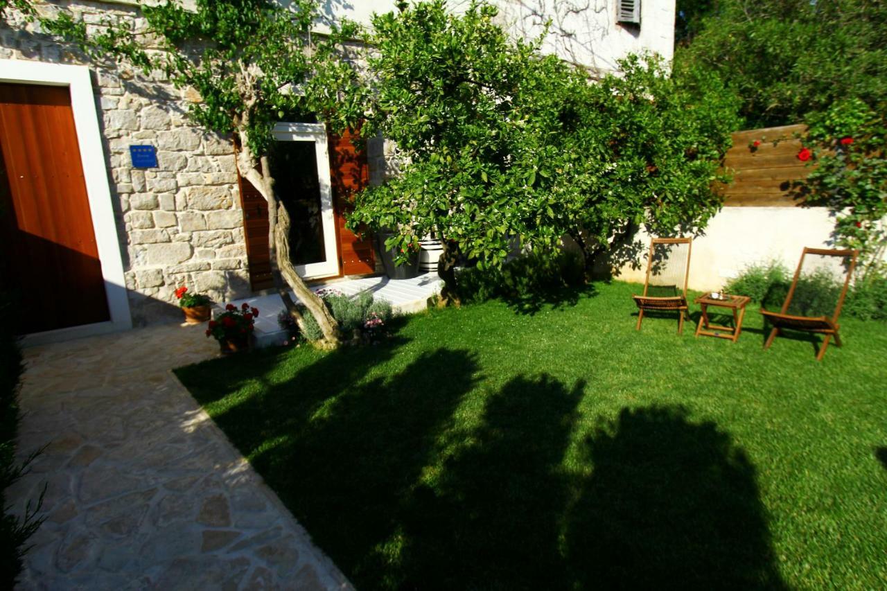 Ferienwohnung Old House Sveti Filip i Jakov Exterior foto